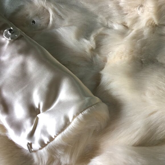 Tahari Women Size L Faux Fur Cape Wrap Capelet Champagne Pearl Brooch NWT $119 - Picture 9 of 12